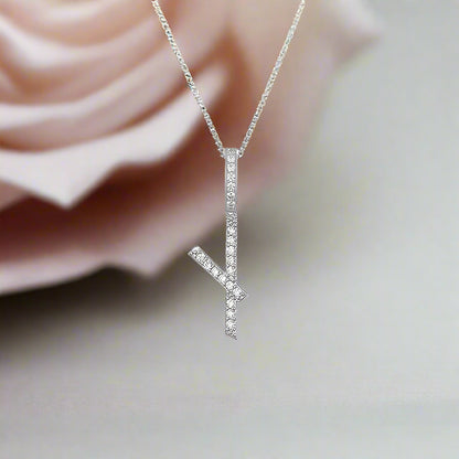 Collier avec pendentif initial en moissanite et argent sterling