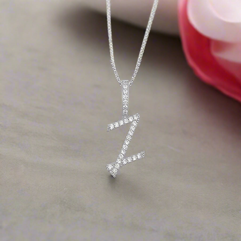 Collier avec pendentif initial en moissanite et argent sterling