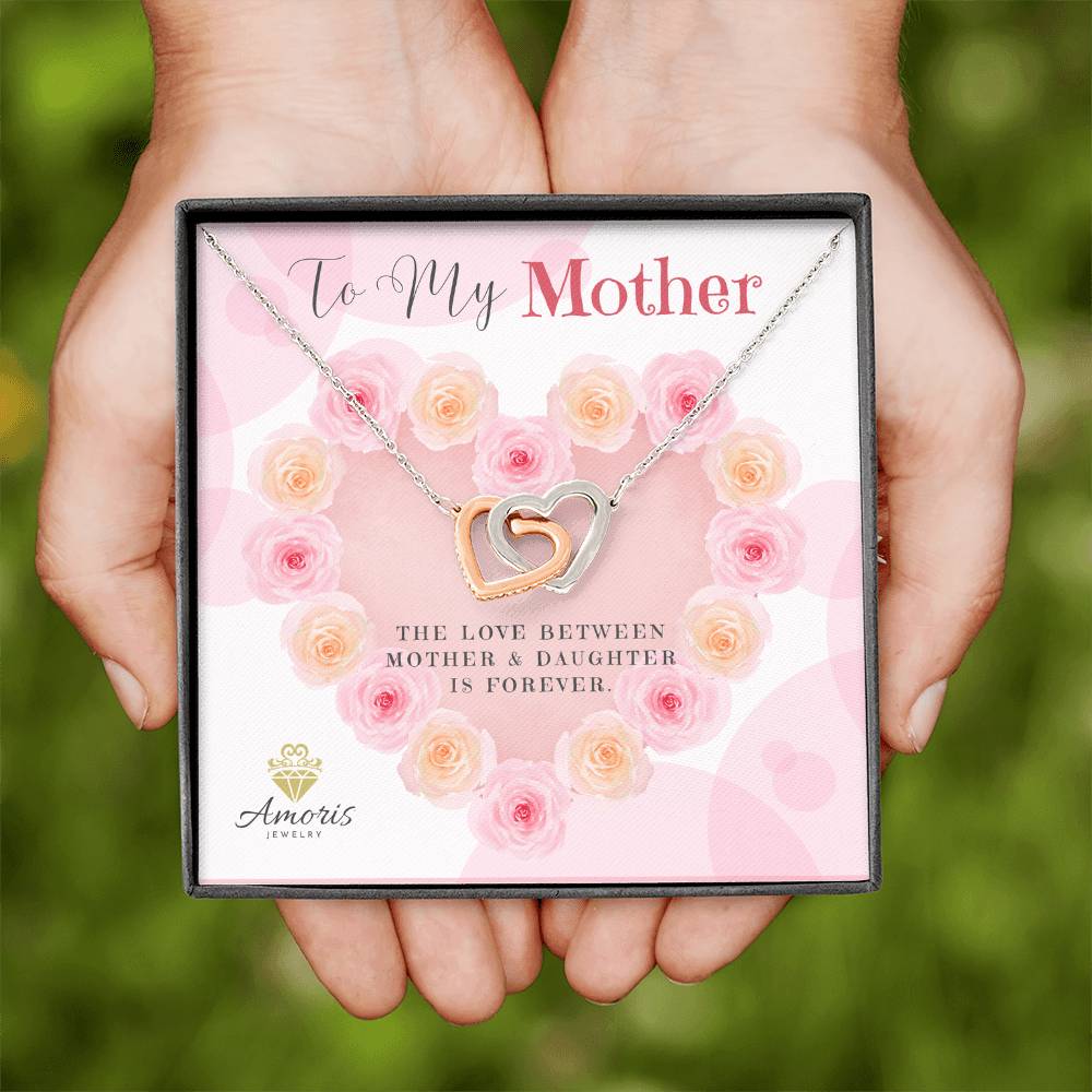 Collar de corazones entrelazados con tarjeta con mensaje "Para mi madre" 