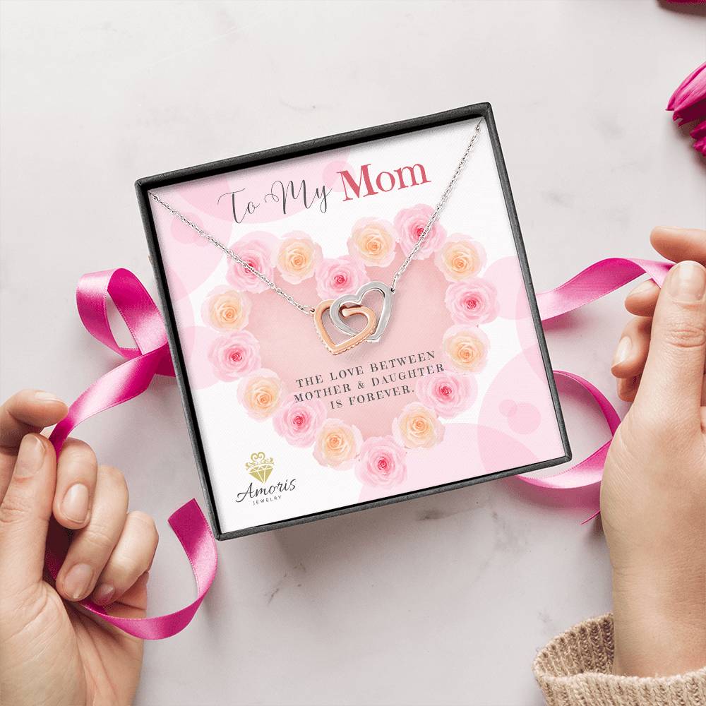 Collar de corazones entrelazados con tarjeta con mensaje "Para mi mamá" 