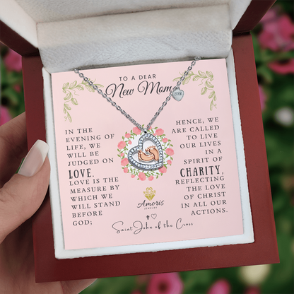 Collar de corazón con pies de bebé y cita de San Juan de la Cruz para una querida nueva mamá