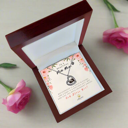 Collar con forma de corazón y tarjeta con mensaje para una hermosa mamá primeriza