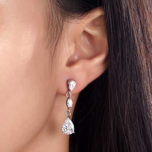Aretes colgantes de diamantes simulados de talla pera de 2 quilates en plata de ley