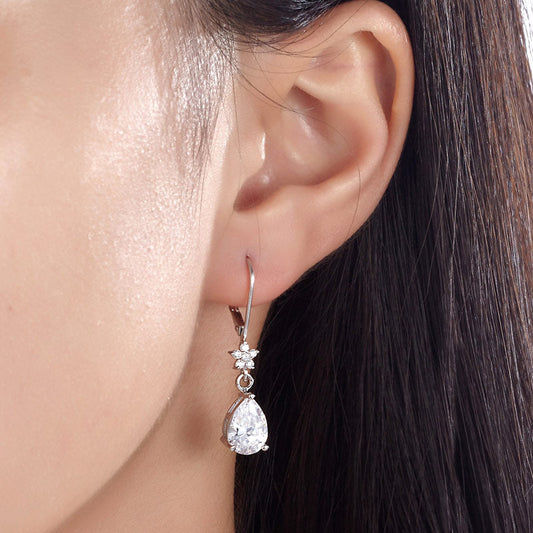 Aretes colgantes de flor con diamantes simulados de talla pera de 2 quilates en plata de ley