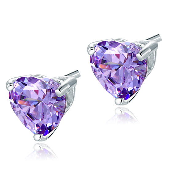 Aretes de plata de ley con diamantes de imitación morados de talla corazón de 2 quilates.