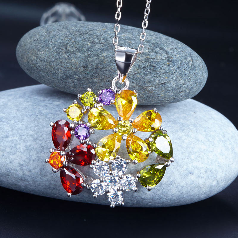 Collar con colgante de flor de topacio multicolor de 3,5 quilates en plata de ley.