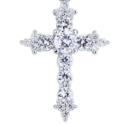 Collar con colgante de cruz de diamantes simulados de talla redonda en plata de ley