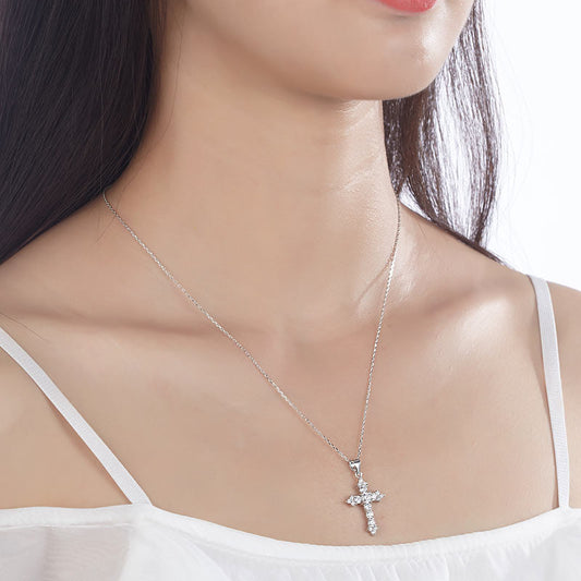 Collar con colgante de cruz de diamantes simulados de talla redonda en plata de ley