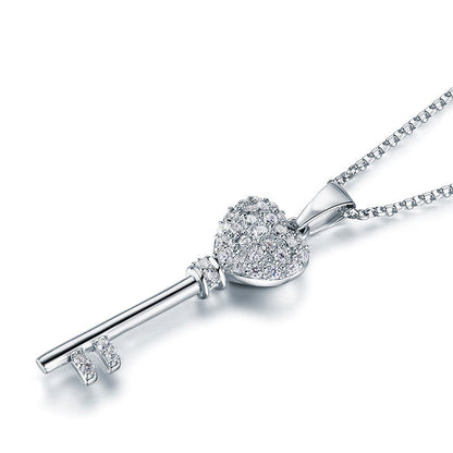 Collar con colgante de diamante simulado Love Key en plata de ley