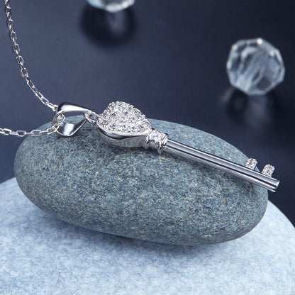 Collar con colgante de diamante simulado Love Key en plata de ley