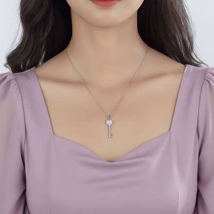 Collar con colgante de diamante simulado Love Key en plata de ley
