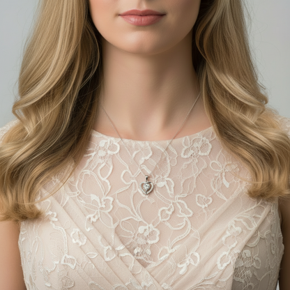 Collar con colgante de corazón de diamantes simulados en plata de ley