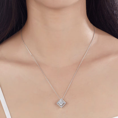 Collar con colgante de diamante simulado de talla princesa de 1,5 quilates en plata de ley.