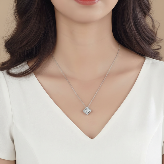 Collar con colgante de diamante simulado de talla princesa de 1,5 quilates en plata de ley.