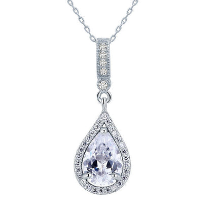 Collar con colgante de halo de lágrima de diamantes simulados transparentes de 3 quilates en plata de ley.