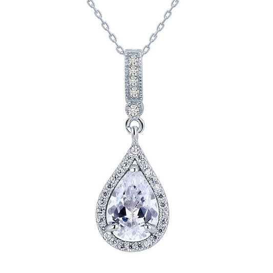 Collar con colgante de halo de lágrima de diamantes simulados transparentes de 3 quilates en plata de ley.
