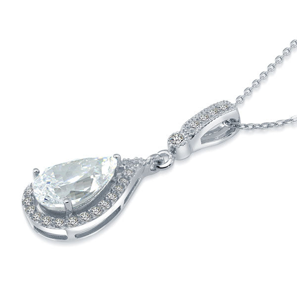 Collar con colgante de halo de lágrima de diamantes simulados transparentes de 3 quilates en plata de ley.