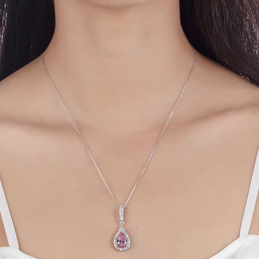 Collar con colgante de halo de lágrima con diamantes simulados rosas de 3 quilates en plata de ley