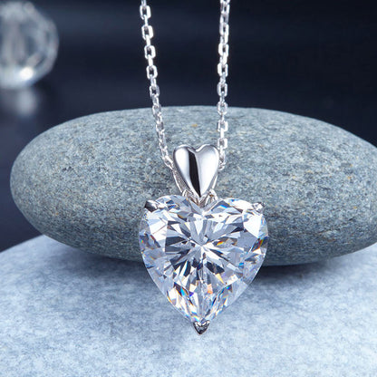 Collar con colgante de diamante simulado de corte de corazón de 5 quilates en plata de ley.
