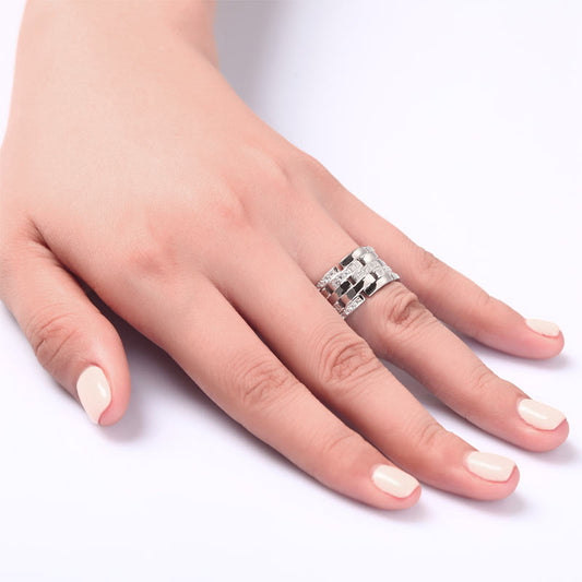Anillo de aniversario con diamantes simulados en capas en plata de ley