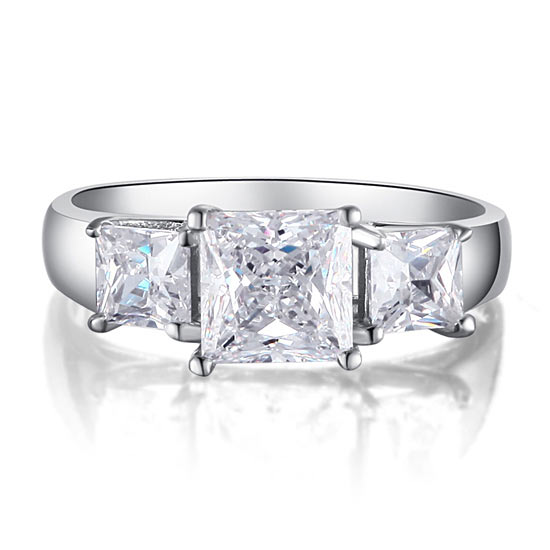 Anillo de diamantes simulados de talla princesa de tres piedras de 1,5 quilates en plata de ley