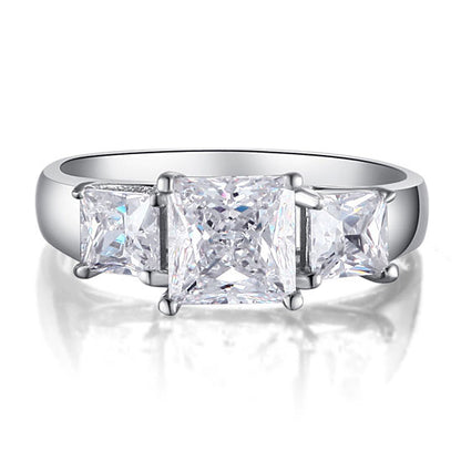 Anillo de diamantes simulados de talla princesa de tres piedras de 1,5 quilates en plata de ley