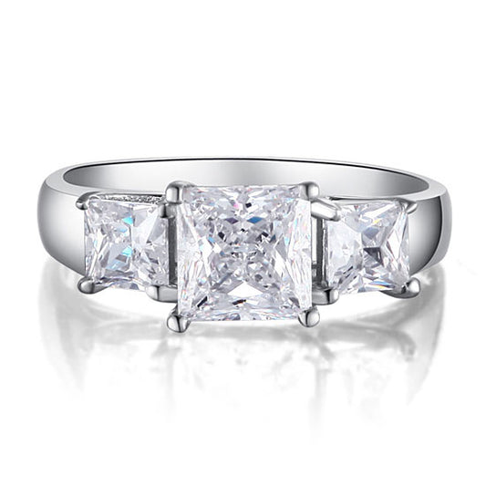 Anillo de diamantes simulados de talla princesa de tres piedras de 1,5 quilates en plata de ley
