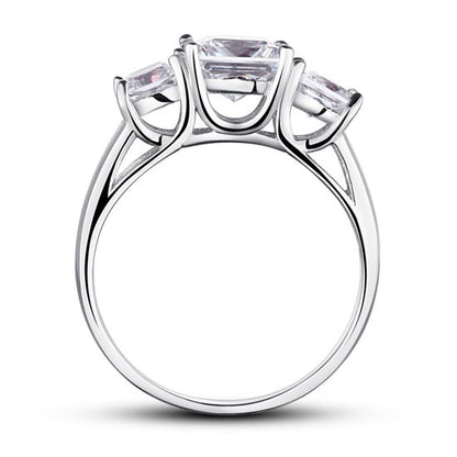 Anillo de diamantes simulados de talla princesa de tres piedras de 1,5 quilates en plata de ley