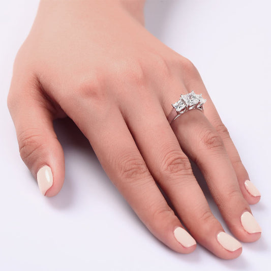 Anillo de diamantes simulados de talla princesa de tres piedras de 1,5 quilates en plata de ley
