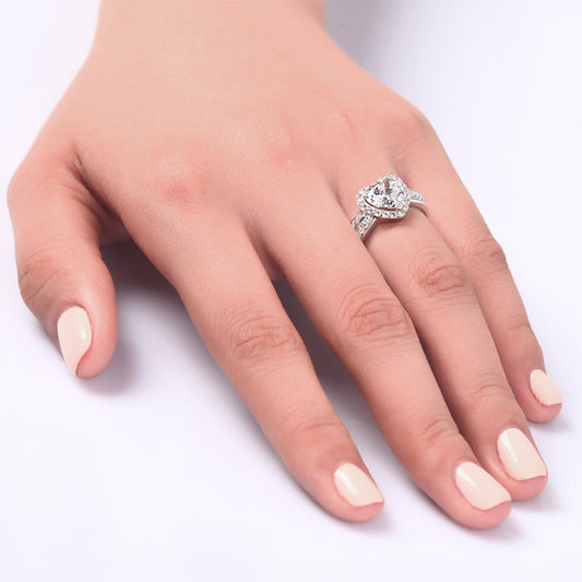 Anillo de halo de diamantes simulados de talla corazón de 2 quilates en plata de ley