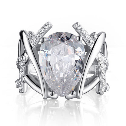 Anillo de plata de ley con diamantes simulados de talla pera de 4 quilates
