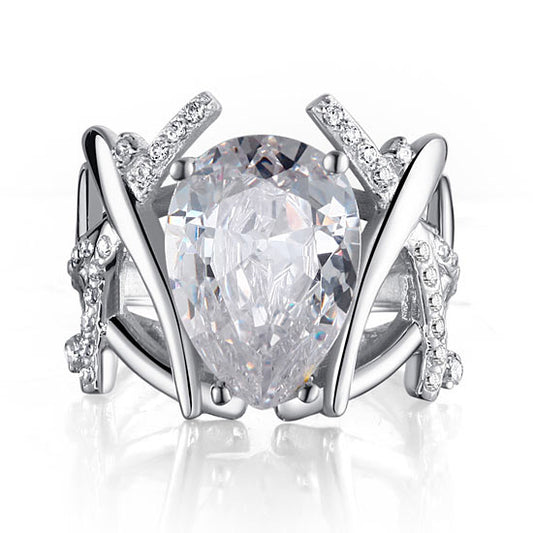 Anillo de plata de ley con diamantes simulados de talla pera de 4 quilates