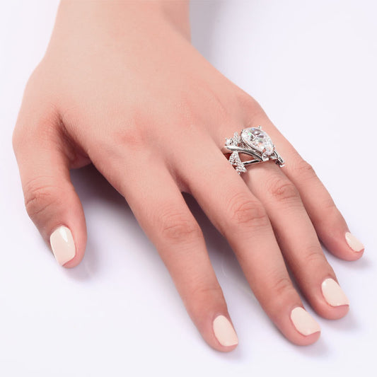 Anillo de plata de ley con diamantes simulados de talla pera de 4 quilates