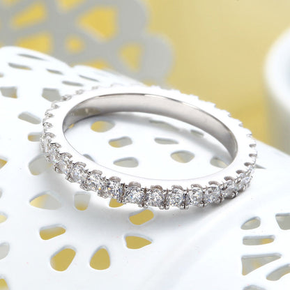 Anillo de eternidad de diamantes simulados redondos de 2 mm en plata de ley
