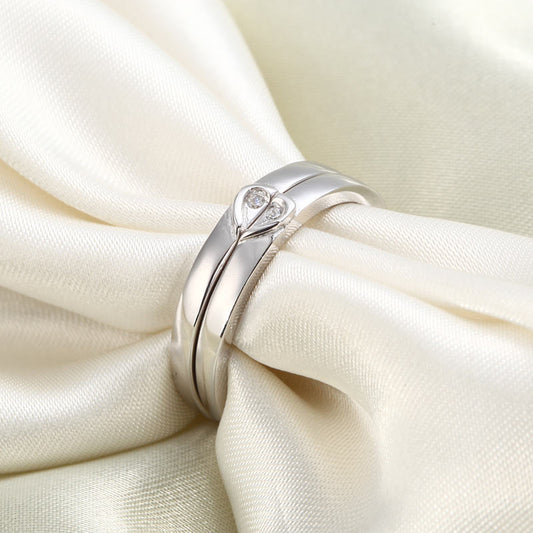 Alianza de boda con diamantes simulados en forma de corazón en plata de ley