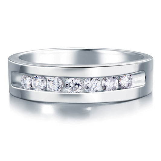 Anillo de bodas de plata de ley con diamantes redondos simulados engastados en canal para hombre