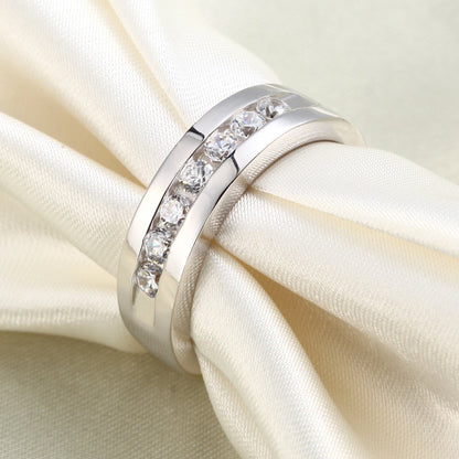 Anillo de bodas de plata de ley con diamantes redondos simulados engastados en canal para hombre