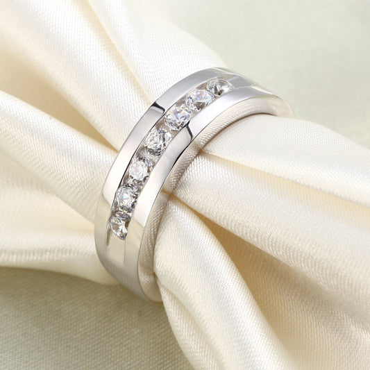 Anillo de bodas de plata de ley con diamantes redondos simulados engastados en canal para hombre