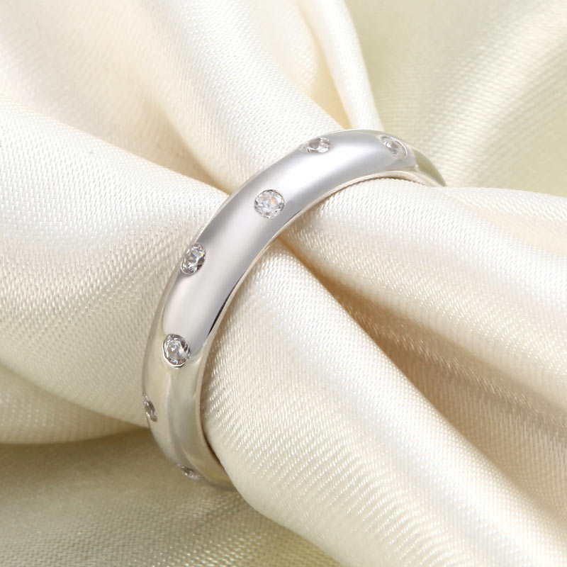 Alliance multi-pierres en argent sterling avec diamants synthétiques de 4 mm