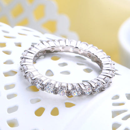 Anillo de eternidad con diamantes redondos de imitación de 3 mm en plata de ley