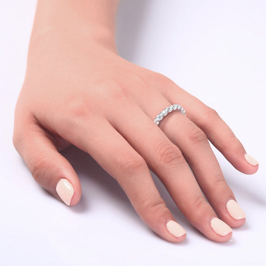 Anillo de eternidad con diamantes redondos de imitación de 3 mm en plata de ley
