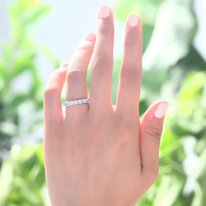 Anillo de eternidad con diamantes redondos de imitación de 3 mm en plata de ley