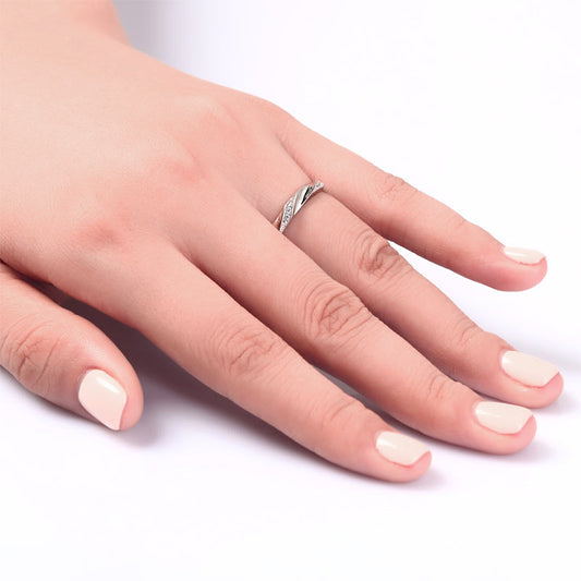 Anillo Eternity Twist con diamantes simulados en plata de ley