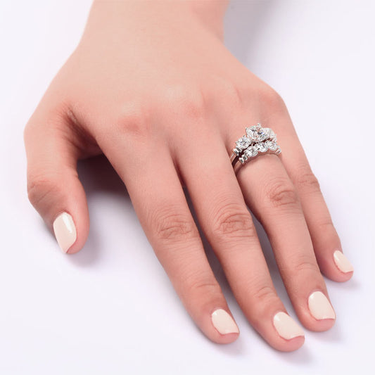 Conjunto nupcial de tres piedras con diamantes simulados en plata de ley