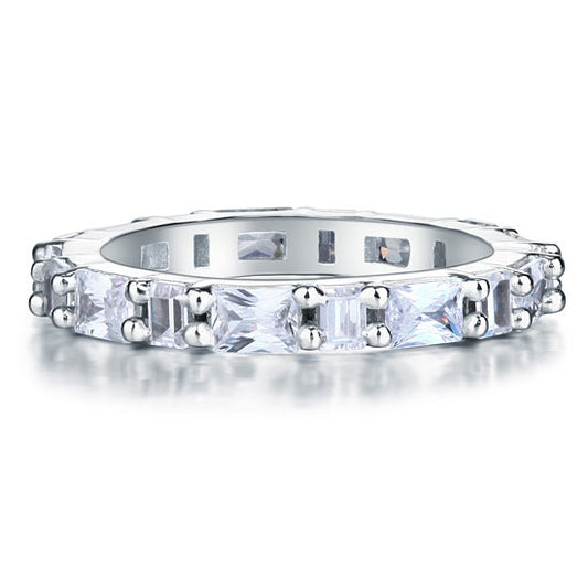 Anillo de eternidad con diamantes simulados de talla esmeralda y corte cuadrado en plata de ley