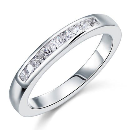 Alianza de boda de plata de ley con diamantes simulados de talla princesa engastados en canal