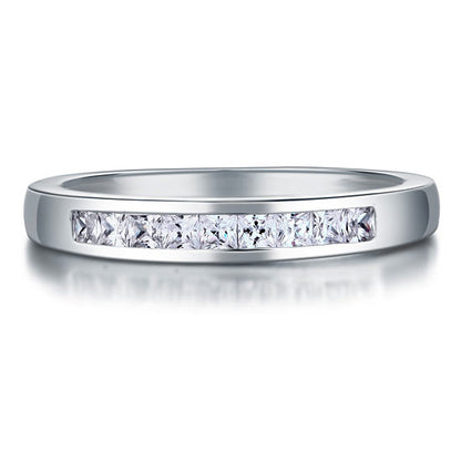 Alianza de boda de plata de ley con diamantes simulados de talla princesa engastados en canal