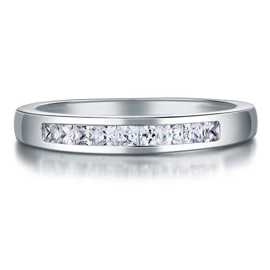 Alianza de boda de plata de ley con diamantes simulados de talla princesa engastados en canal