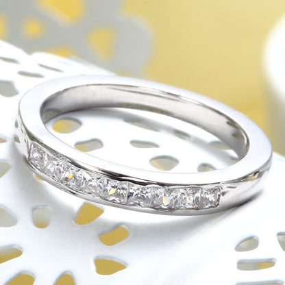 Alianza de boda de plata de ley con diamantes simulados de talla princesa engastados en canal