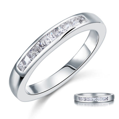 Alianza de boda de plata de ley con diamantes simulados de talla princesa engastados en canal